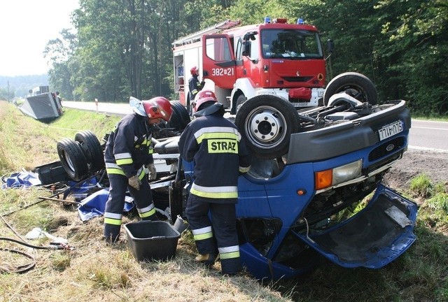 Jedno z wakacyjnych zdarzeń w powiecie tarnobrzeskim. Na szczęście w zderzeniu dwóch samochodów, które później dachowały, nikt nie doznał obrażeń.