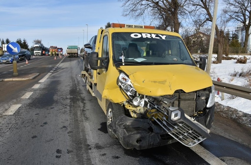 Wypadek na DK 77 w Skołoszowie. W zderzeniu BMW z lawetą, ranne zostały dwie osoby [ZDJĘCIA]