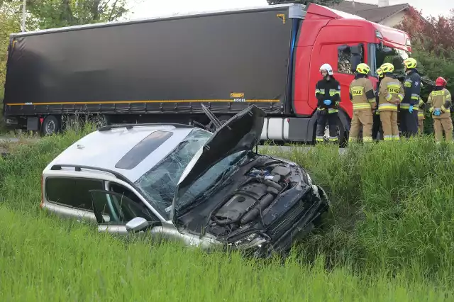 Groźny wypadek pod Wrocławiem. Zderzenie auta osobowego z tirem.