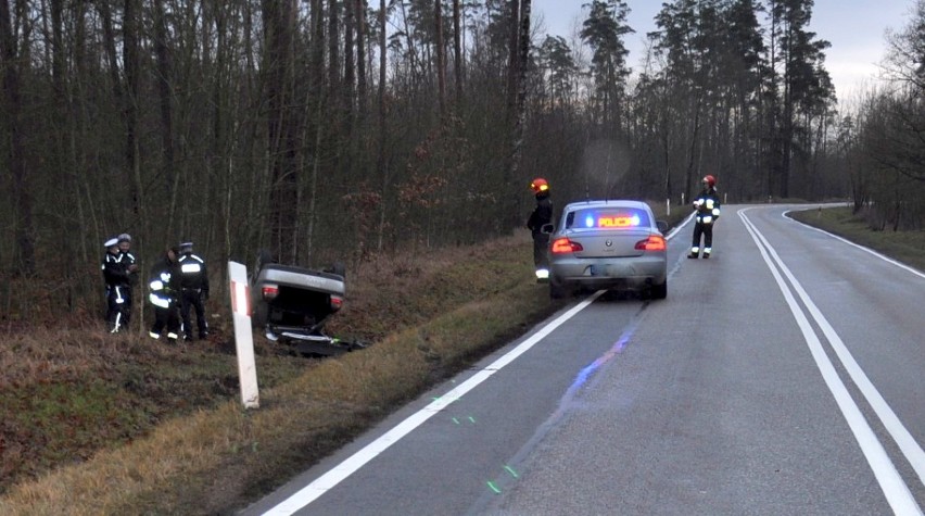 Wyszków. Pijany wyszkowianin dachował na drodze w powiecie piskim [ZDJĘCIA]