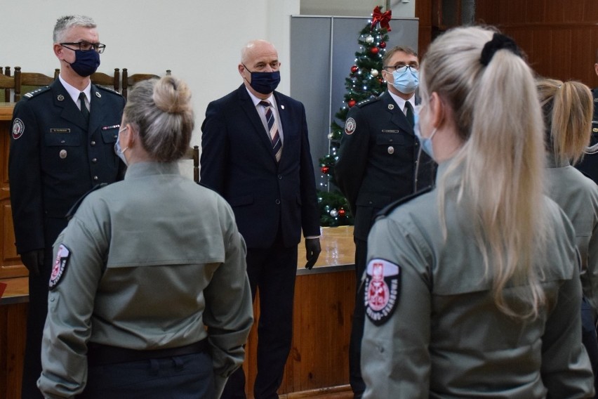 Nowi funkcjonariusze w podlaskiej KAS. 16 nowych mundurowych złożyło ślubowania w Białymstoku [ZDJĘCIA]