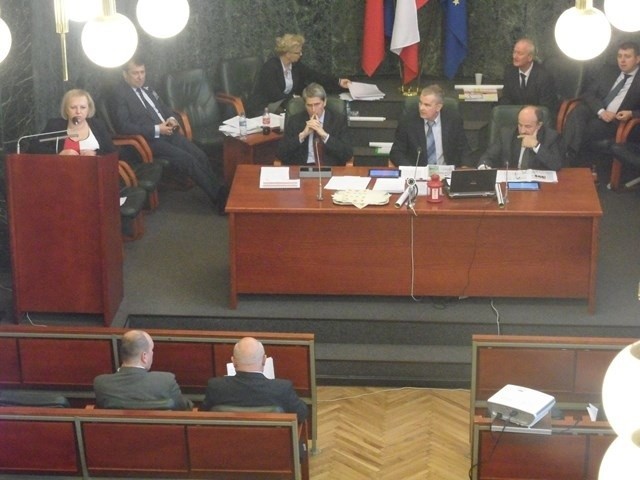 Kibice Ruchu Chorzów na sali sesyjnej Rady Miasta