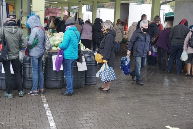 Od rana na Górniaku sprzedawcy zauważyli, że ruch jest mniejszy o połowę niż tydzień temu. - Ma to związek z pogodą, a nie czerwoną strefą - twierdzi jeden handlujących. - Przez cały tydzień z powodu deszczu też było mniej klientów, więc wielu sprzedawców zrezygnowało z rozkładania stoisk. JAK WYGLĄDA SYTUACJA NA GORNIAKU? ZOBACZ ZDJĘCIA - KLIKNIJ DALEJ