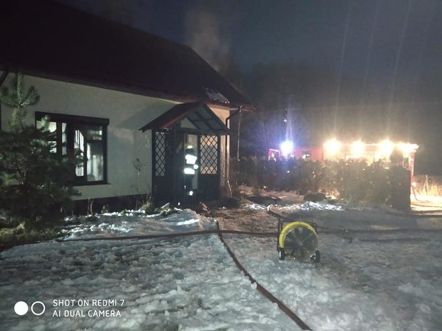 Strażacy gasili pożar poddasza w domu jednorodzinnym w gminie Kazanów.