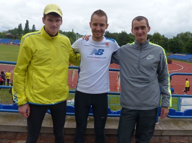 Marcin Rzeszowski (z lewej) i Robert Majecki (z prawej) zdobyli brązowe medale w mistrzostwach województwa w lekkiej atletyce. Wojciech Jarosz potraktował ten start treningowo. 