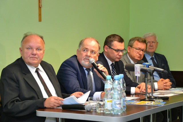 Na konferencji od lewej Ryszard Andres, Janusz Zarzeczny, Mariusz Sołtys, Marek Ujda i Alfred Rzegocki