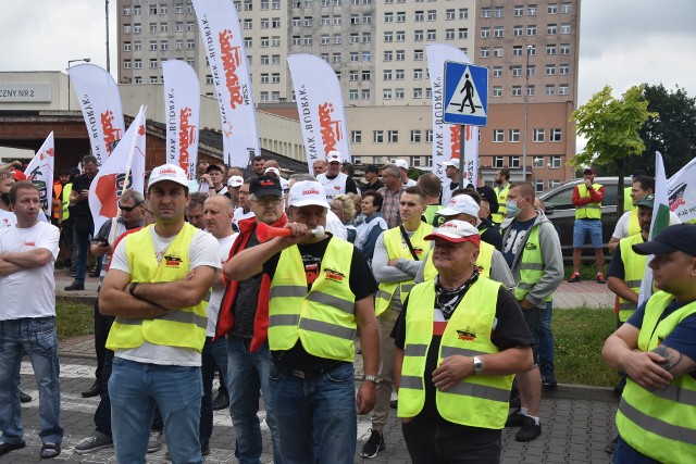 Związkowcy protestowali przed siedzibą JSW w Jastrzębiu-Zdroju.Zobacz kolejne zdjęcia. Przesuwaj zdjęcia w prawo - naciśnij strzałkę lub przycisk NASTĘPNE