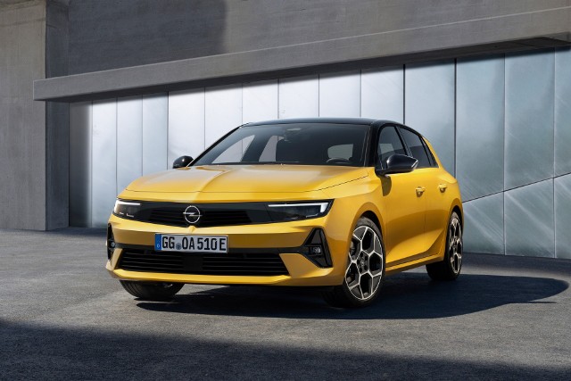 Opel Astra Od początku sprzedaży nowa Astra będzie dostępna z wysokowydajnym napędem hybrydowym typu plug-in, wysokowydajnymi silnikami benzynowym lub wysokoprężnym — będzie to pierwszy elektryczny pojazd kompaktowy w historii marki Opel.Fot. Opel