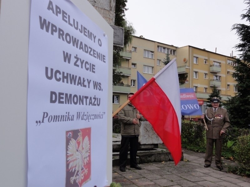 Sławno: Pikieta przed pomnikiem poświęconym żołnierzom Armii Czerwonej