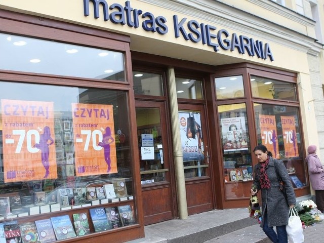 Wiele słupskich księgarni wprowadziło atrakcyjne przeceny,  m.in.  Matras na Starym Rynku. 