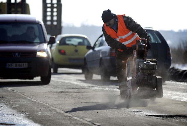 04.02.2010 wroclaw wraz ze stopnieniem sniegu pojawily sie dziury w drogach , mroz droga drogi jezdnia nawiezchnia latanie dziur kostka brukowa drogowcy roboty drogowe naprawa nawiezchni latanie dziur gazeta wroclawska michal pawlik / polskapresse