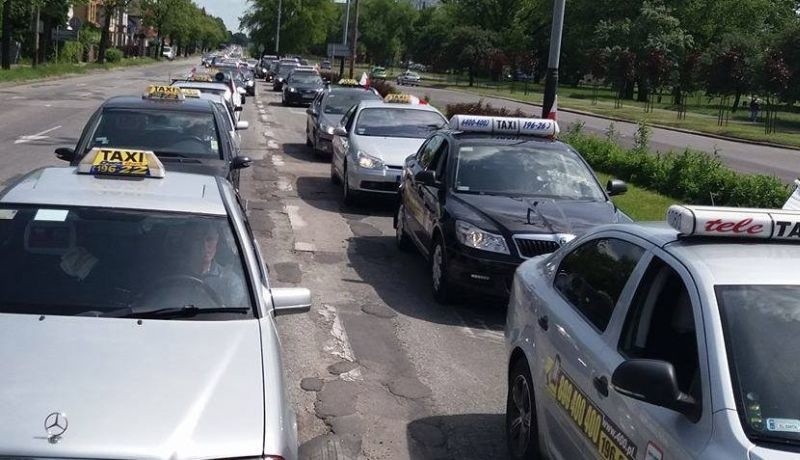 Protest taksówkarzy. Powolny przejazd zablokuje ruch w mieście. Zobacz trasę przejazdu