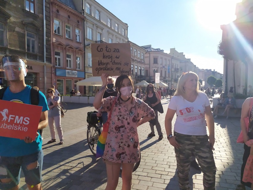 Pikieta kobiet pod lubelskim ratuszem. Protestują przeciwko planom wypowiedzenia konwencji antyprzemocowej