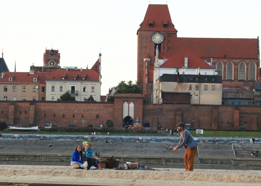 Toruńscy Flisacy proponują rejsy tradycyjną łodzią po Wiśle