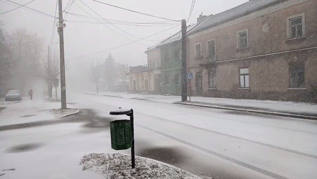 Tak wyglądała ulica 3 Maja w Skarżysku (róg ze Staszica) w czasie poniedziałkowej śnieżycy przed godziną dwunastą.