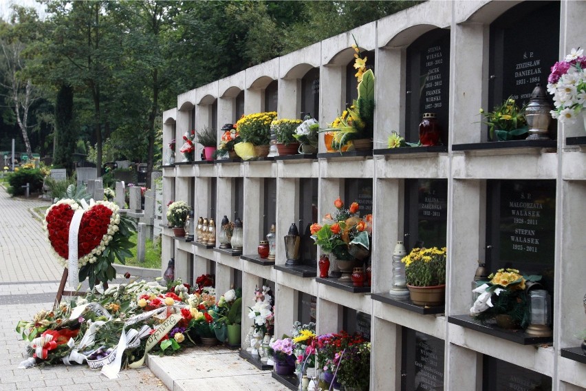 Ile kosztuje miejsce dla osoby żyjącej na cmentarzu w Łodzi? Cena zwala z nóg nawet tych, których twardo na nich stoją 