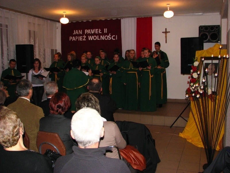 Dzien Papieski w Malkini - koncert gminnego chóru