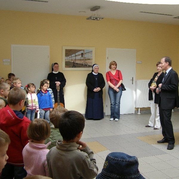 Przedszkolaków z Ochronki Sióstr Służebniczek przywitał  prezes firmy TPP Thermoplastics, Jan Wachowiak.