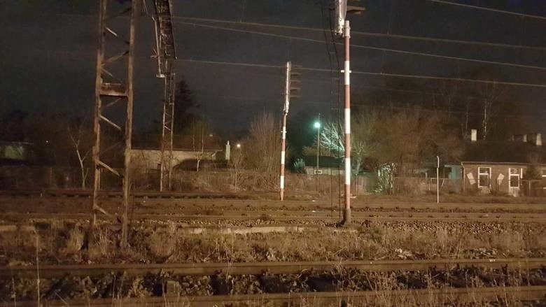 Wypadek na torach kolejowych przy ul. Srebrzyńskiej. Mężczyzna wpadł pod pociąg. Zginął na miejscu