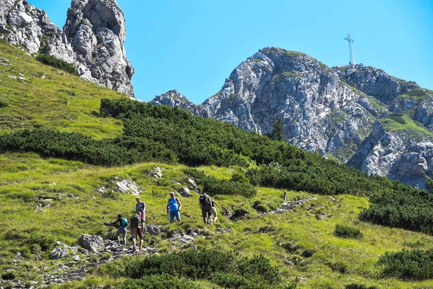 Weekend w górach. Tłumy turystów idą na Giewont [ZDJĘCIA]