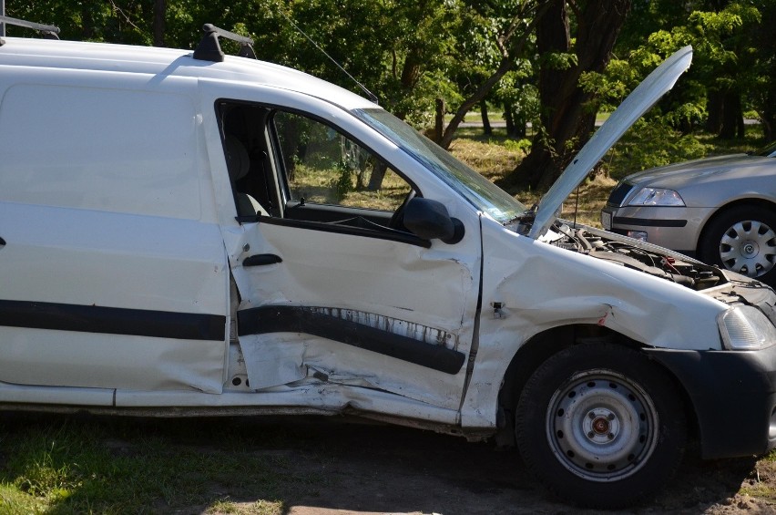 Wrocław: Wypadek na ul. Bystrzyckiej. Trzy osoby zostały ranne (ZDJĘCIA)