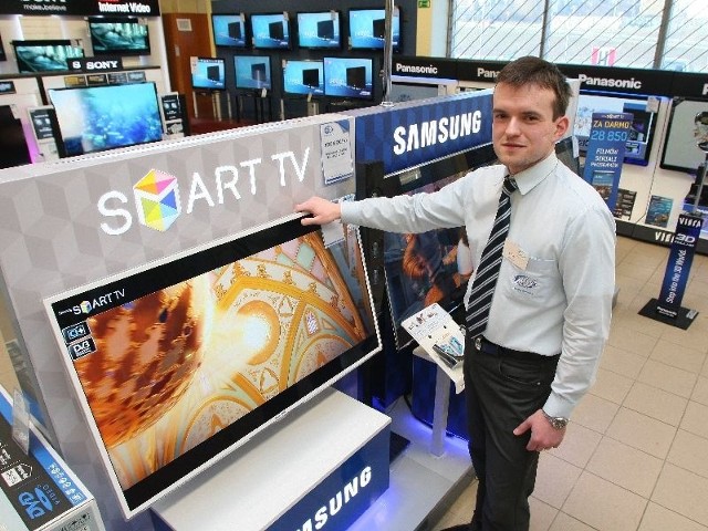 Piotr Sobierad ze sklepu Mix Electronics w Kielcach, zachęca do kupowania dużych telewizorów LCD.
