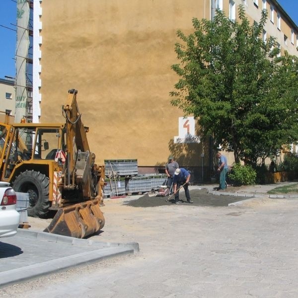 Przy ulicy Wyspiańskiego w Tarnobrzegu przybędzie ponad 20 miejsc parkingowych. Niestety, to kropla w morzu potrzeb, dlatego władze spółdzielni szukają już kolejnych miejsc, które mogliby zaadoptować na parking. 