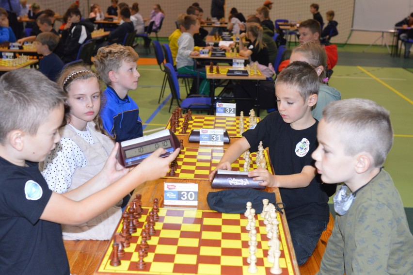 Młodzi adepci szachów z Kujawsko-Pomorskiego spotkali się w Tucholi na szachowym turnieju [zdjęcia]