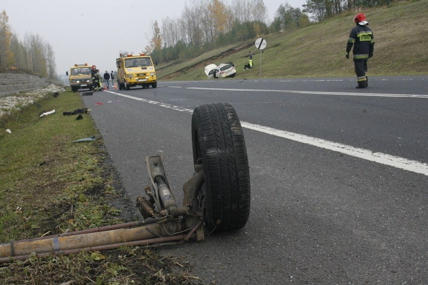 Wypadek na obwodnicy Legnicy. Dwa auta zderzyły się czołowo (ZDJĘCIA)