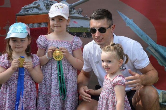Podczas pikniku w Muzeum imienia Orła Białego w Skarżysku była okazja spotkać się ze znanym sportowcem Wojciechem Żalińskim.