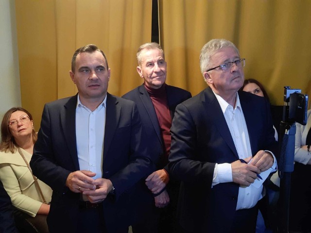 Czesław Siekierski (z prawej) i cała Trzecia Droga podczas wieczoru wyborczego