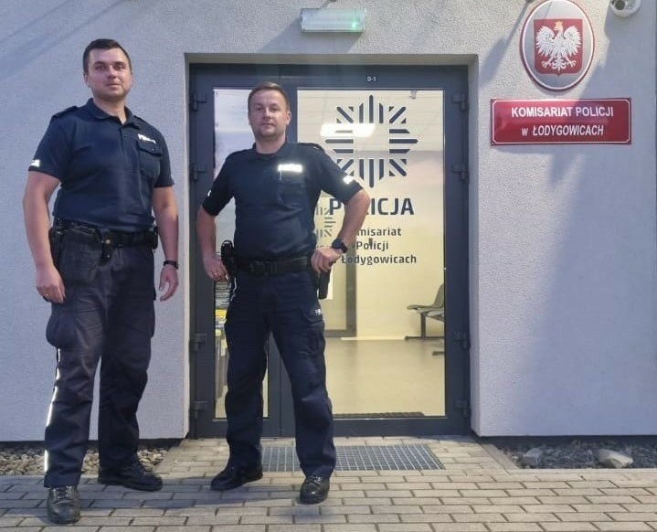 Policjanci z Łodygowic uratowali matkę z córką z płonącego...