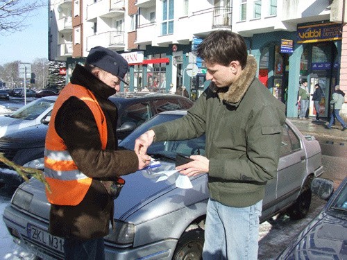 Z lewej inkasent Jacek Gęsiarz, z prawej kierowca z Grzybowa Mateusz Gębala: - Parkomaty? Ciekawe czy będzie się do nich można dopchać w sezonie.