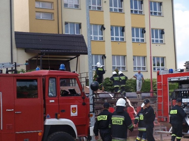 12 strażaków &#8211;ochotników z Bielin i Lechowa przejęło dowodzenie nad akcją.