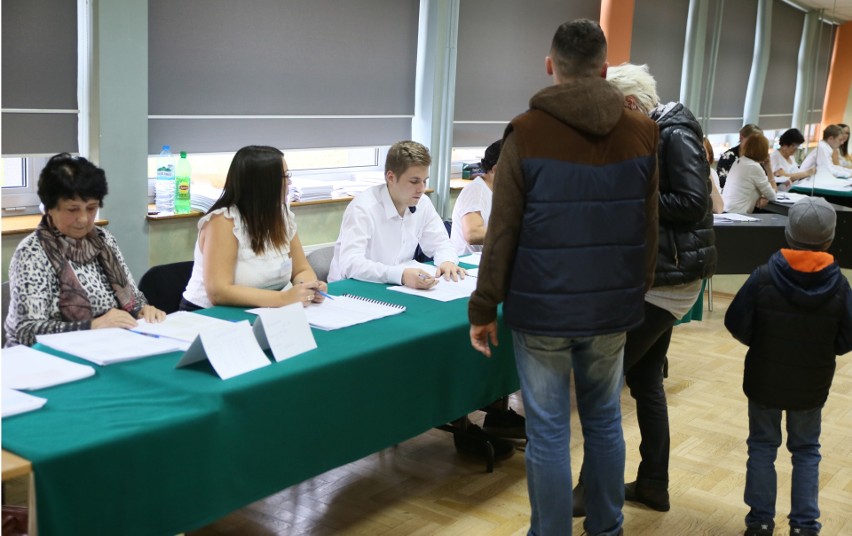 Wybory samorządowe 2018. Niska frekwencja w Chrzanowie. Tłumy tylko po mszach świętych [ZDJĘCIA]