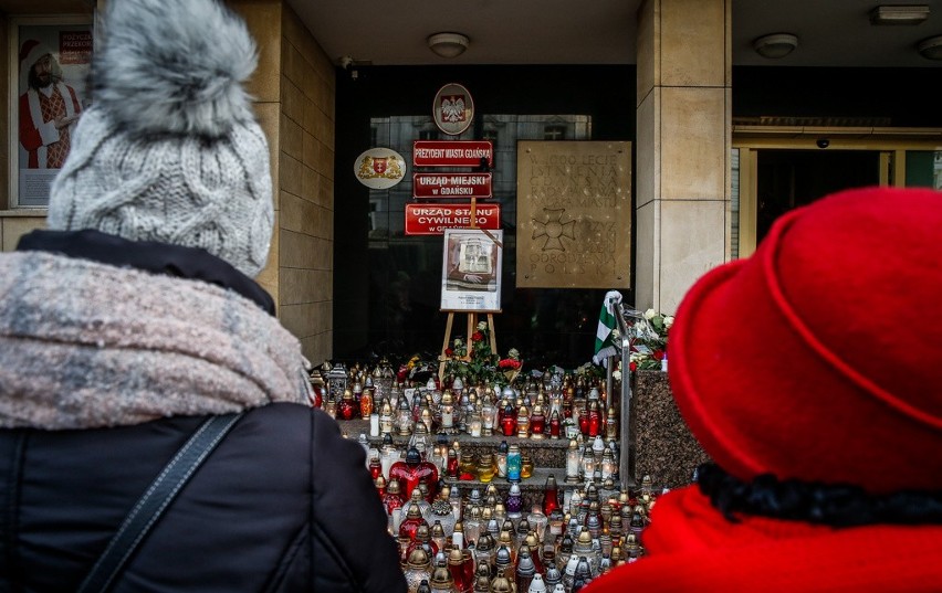 Żałoba na ulicach Gdańska. Modlitwy, kwiaty i znicze w różnych częściach miasta. Mieszkańcy oddają hołd Pawłowi Adamowiczowi [zdjęcia]