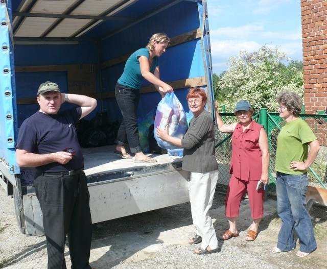 Ksiądz Sylwester Głogowski oraz (od lewej) Anna Tomala, Zofia Górska, Maria Banulska i Barbara Banulska podczas przekazywanie darów dla powodzian w Ostrowie.