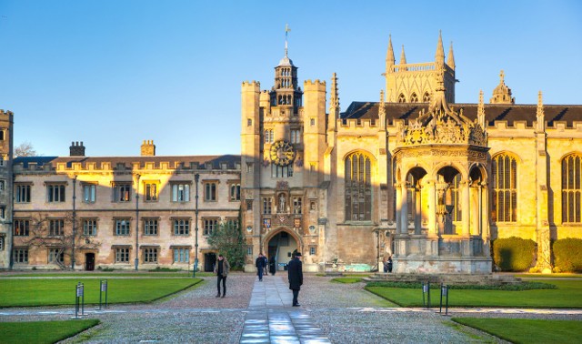 Uniwersytet w Cambridge przedłuża wykłady online