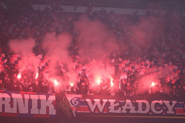 Kibice Górnika Zabrze na Stadionie Śląskim dopingowali swój zespół w meczu z Ruchem Chorzów, czyli w Wielkich Derbach Śląska.Zobacz kolejne zdjęcia. Przesuwaj zdjęcia w prawo - naciśnij strzałkę lub przycisk NASTĘPNE