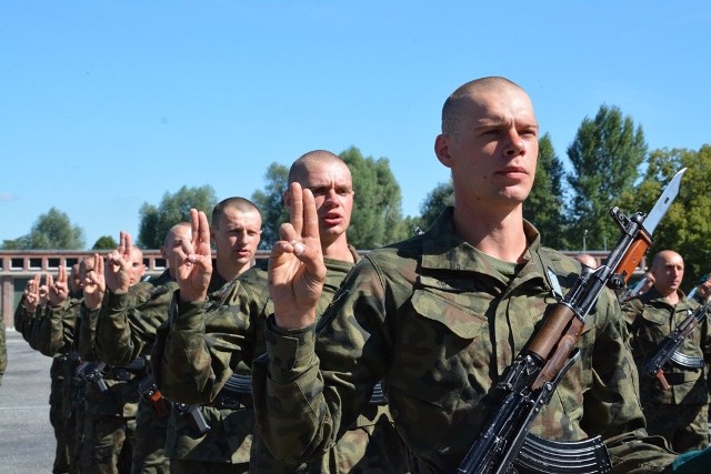 Wojskowa przysięga w 5 Lubuskim pułku artylerii w Sulechowie