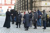 Wrocław: Msza za kardynała Gulbinowicza. Wierni oburzeni, ochrona przed wejściem do kościoła [ZDJĘCIA]