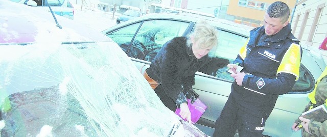 Sylwia Szczupska do uszkodzonego przez śnieg pojazdu wezwała policję. Funkcjonariusze ocenili straty i spisali protokół.