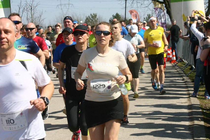 Biegli w niedzielę nad Zalewem Zemborzyckiem. To ostatni bieg z cyklu "Cztery Dychy do Maratonu" [DUŻO ZDJĘĆ]