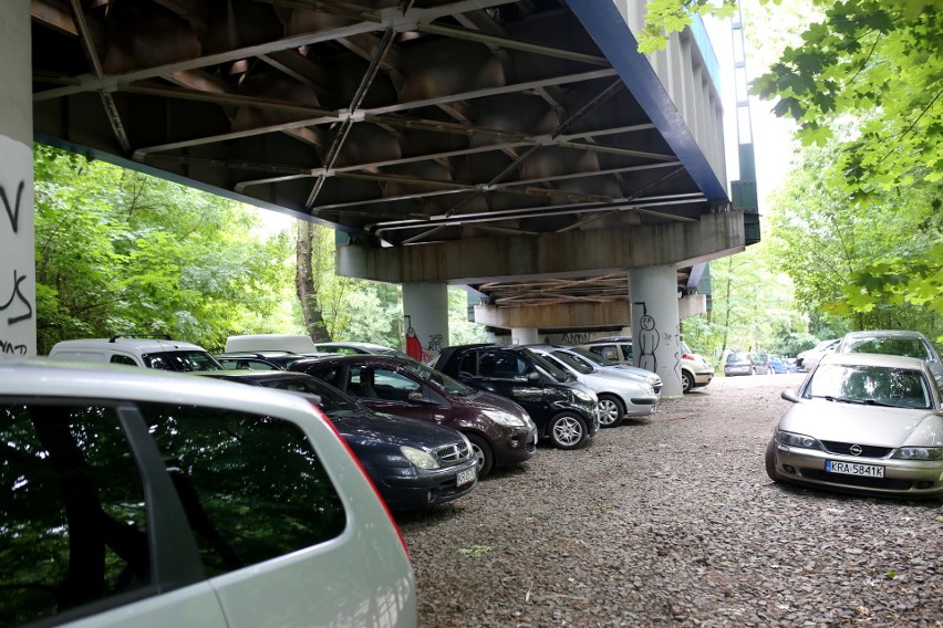 Dziki parking w sąsiedztwie wiaduktu przy ul. Prądnickiej