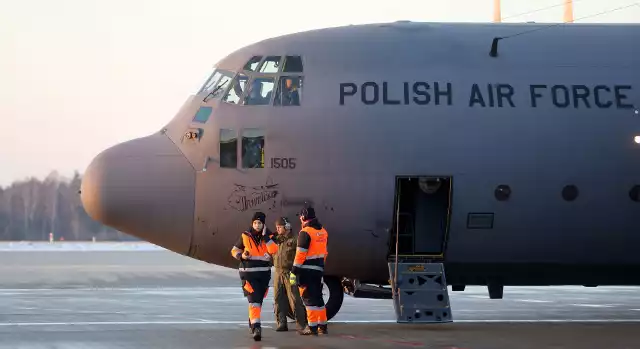 Na pyrzowickim lotnisku samoloty wojskowe lądują w razie potrzeby. Ostatnio, w lutym 2023 roku, wielkim herculesem do Turcji, dotkniętej trzęsieniem ziemi, poleciał sprzęt ekipy ratowniczej z Polski. Zobacz kolejne zdjęcia. Przesuwaj zdjęcia w prawo - naciśnij strzałkę lub przycisk NASTĘPNE