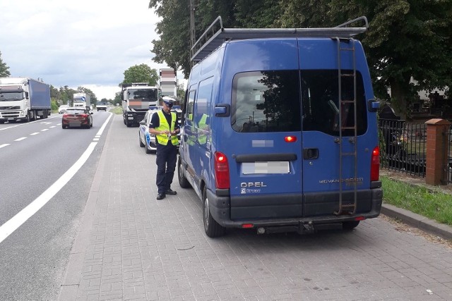 Policjanci z KPP w Nakle kontrolowali prędkość z jaką  jeżdżą kierowcy po drogach  powiatowych