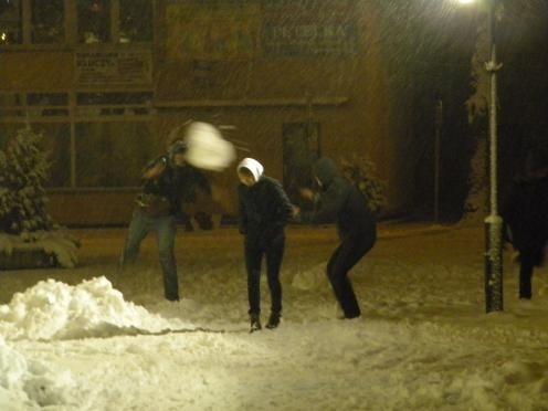 Zimowe zabawy młodzieży na świeżym powietrzu w Bielsku Podlaskim