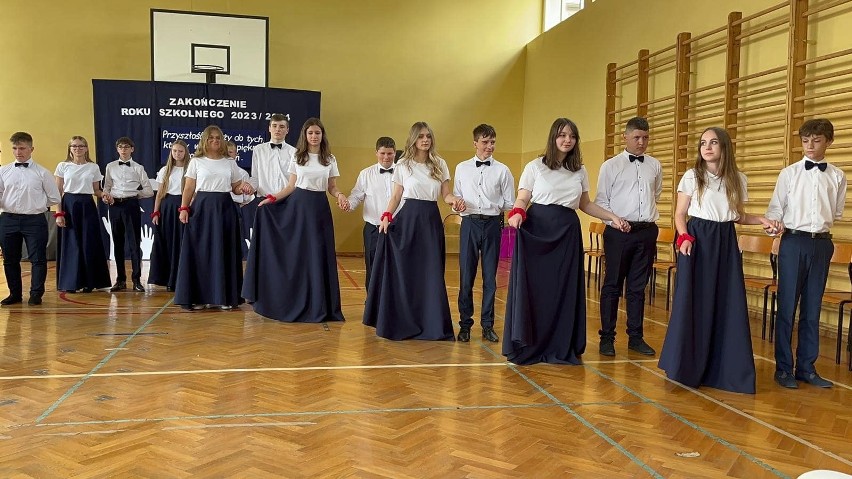 Uroczyste zakończenie roku szkolnego w szkołach gminy Opatowiec. Było pięknie i wzruszająco. Zobaczcie zdjęcia