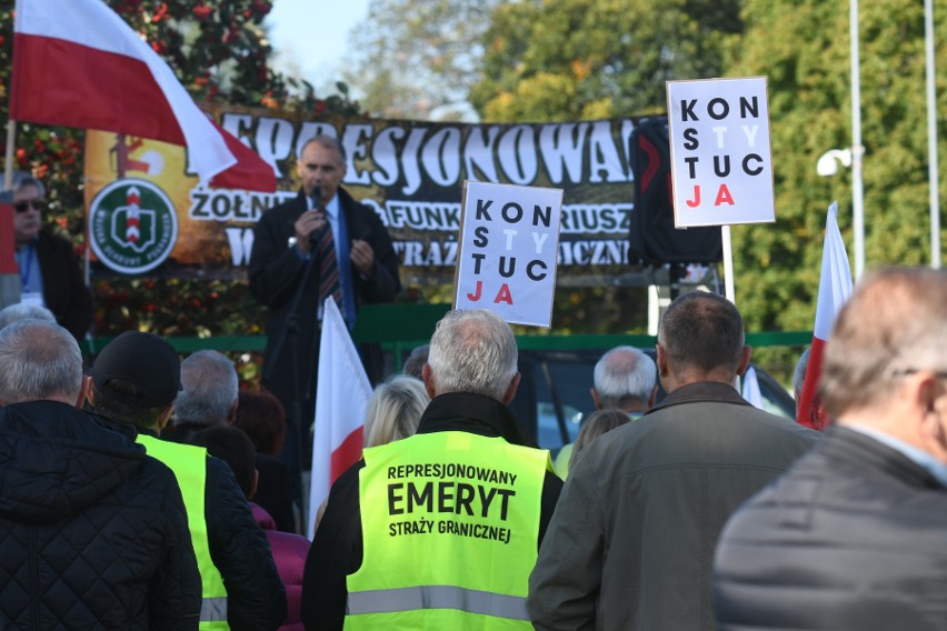 Emerytowani funkcjonariusze straży granicznej protestowali w...