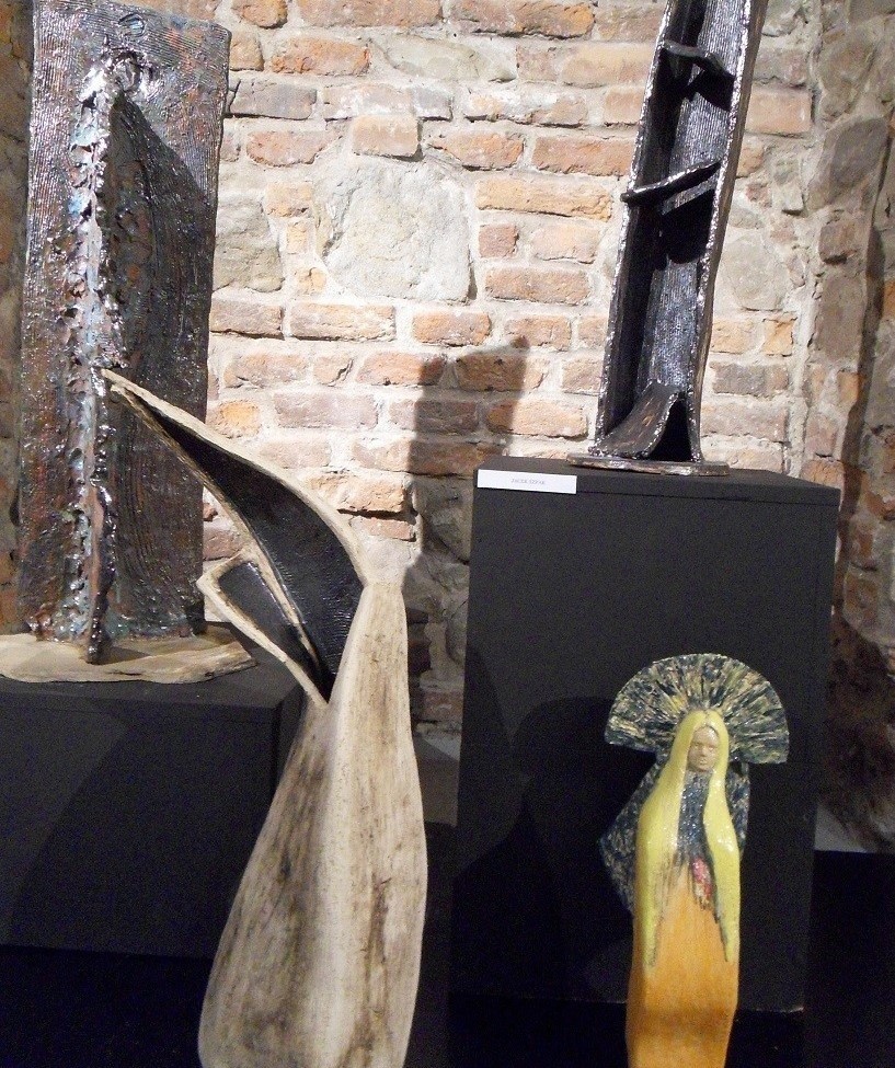 Ogólnopolska wystawa ceramiki w Oświęcimskim Centrum Kultury z udziałem radomskiego rzeźbiarza 